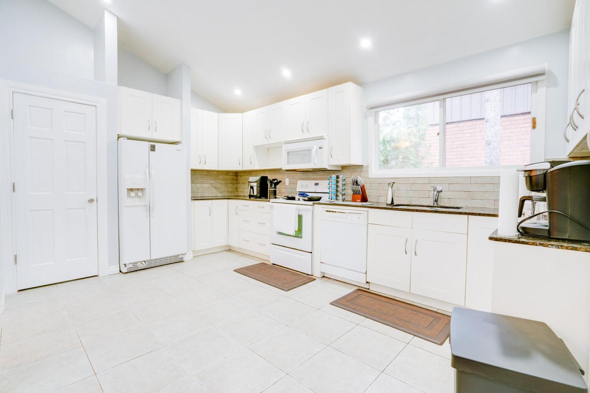Furnished Family Home Near Toronto - Great Location Game Room - Backyard - Parking & Self Checkin بيكرينغ المظهر الخارجي الصورة